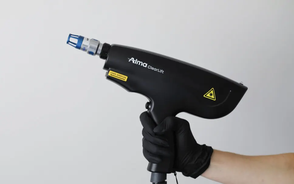 Głowica ClearLift lasera Alma Harmony XL PRO w dłoni kosmetologa