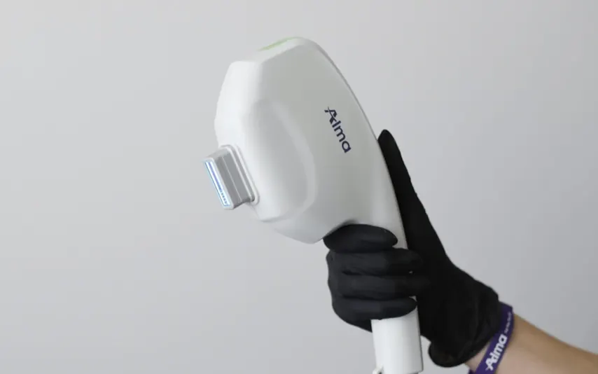 Głowica Dye-VL lasera Alma Harmony XL PRO w dłoni kosmetologa