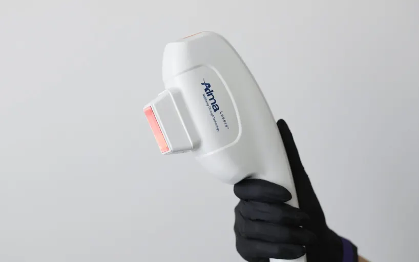 Głowica NIR lasera Alma Harmony XL PRO w dłoni kosmetologa